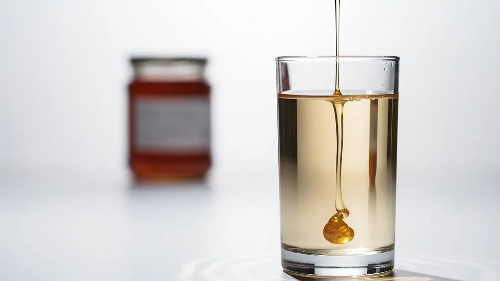 Démonstration du test de pureté du miel avec une goutte dans un verre d'eau
